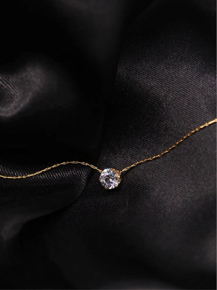 Zoom sur le collier Mamuju élégant et minimaliste. O-dace.com