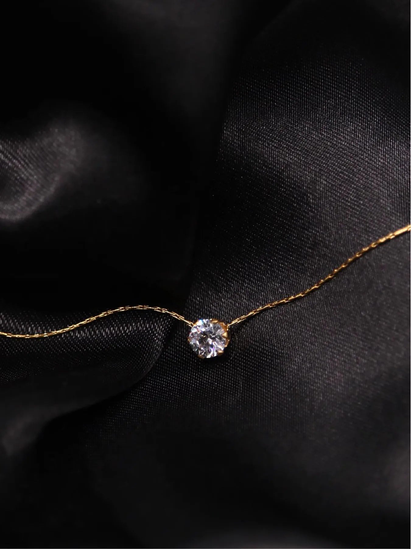 Zoom sur le collier Mamuju élégant et minimaliste. O-dace.com