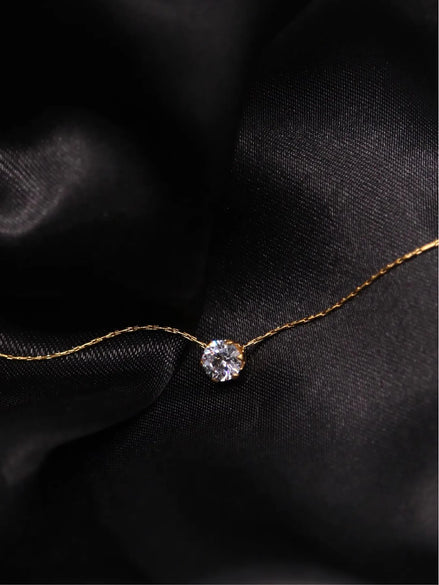 Zoom sur le collier Mamuju élégant et minimaliste. O-dace.com