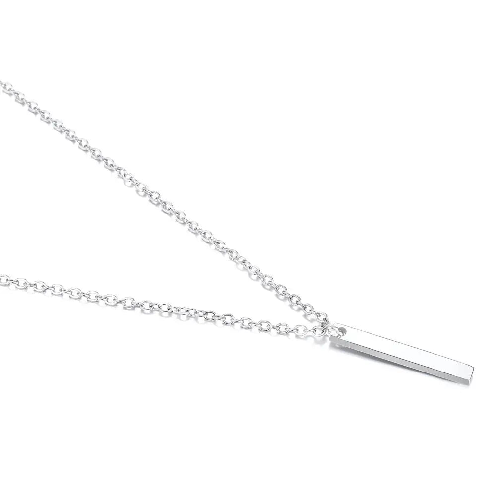 Zoom sur le collier Padang géométrique minimaliste argent. O-dace.com