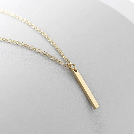 Zoom sur le collier Padang géométrique minimaliste doré. O-dace.com
