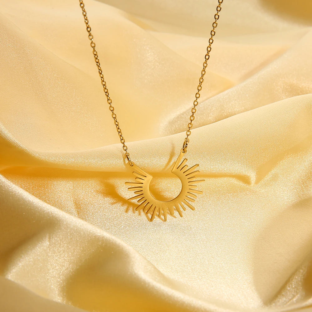 Zoom sur le pendentif solaire du collier Bandung élégant. o-dace.com
