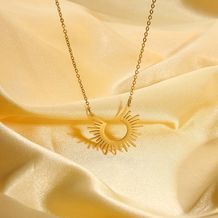 Zoom sur le pendentif solaire du collier Bandung élégant. o-dace.com
